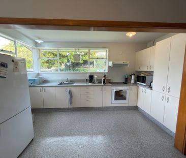 Three bedrooms in Lincoln close to university. - Photo 5