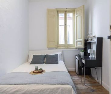 Room in a shared 11-bedroom apartment for rent in Sol - Foto 3