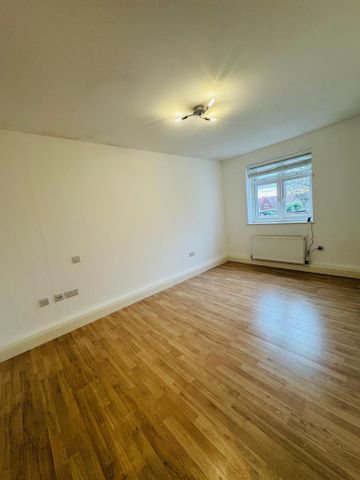 3 bedroom flat to rent - Photo 4
