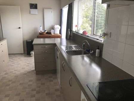 Large home in Kamo West! - Photo 4