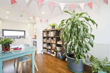 Large two bed apartment forming part of a high-specification development. - Photo 4