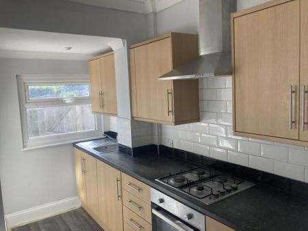 3 bedroom end of terrace house to rent - Photo 4