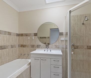 BEUTIFULLY APPOINTED MODERN 3 BEDROOM TOWNHOUSE - Photo 5