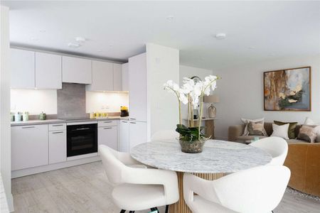 A first floor, 2 bedroom apartment with balcony, located on Hythe's shoreline. - Photo 2