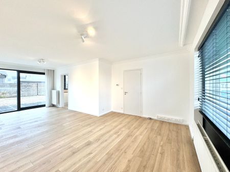 GERENOVEERDE WONING MET TUIN & GARAGE - Photo 2