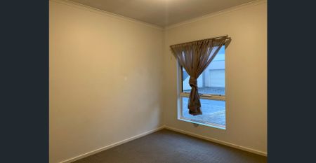 Fantastic 3-Bed 1-Bath House in Brompton - Photo 3