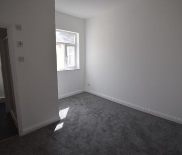 To Let 1 Bed Flat - Photo 1