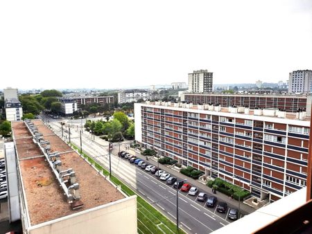 Appartement situé à Tours centre, proche de toutes commodités (écoles, crèches, commerces, marché, transport en commun dont le Tramway). Gare de Tours 15 min à pied. - Photo 3