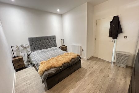 Edinburgh Gate - Photo 5