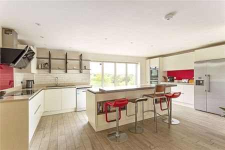 Unique Family Home overlooking the breathtaking Cotswold countryside. - Photo 3