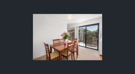 Townhouse with Ducted R/C Air Conditioning - Photo 3
