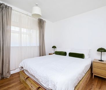 East Green, Camberley, Surrey, GU17 - Photo 2