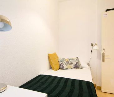 Single Bed in Room in a shared 6-bedroom apartment for rent in Cast... - Photo 3