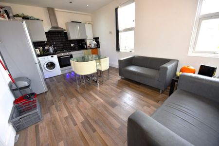 6 bedroom Flat in Flat 1 & 2, Leeds - Photo 4