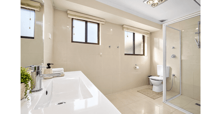 Spacious Home with Solar & Ducted Air Conditioning - Photo 4