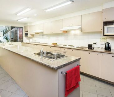Large Single Room. Rent Includes Electricity, Wi Fi and Water – Bus... - Photo 3