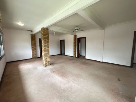 Large & airy open plan - Photo 3