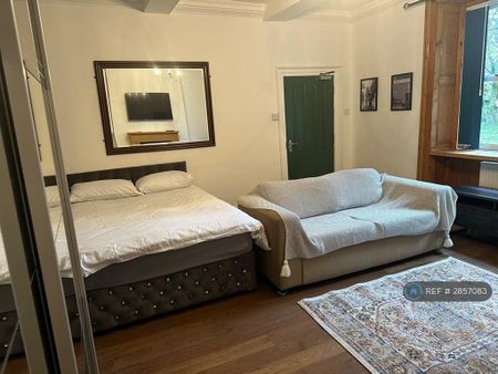 1 bedroom in a house share to rent - Photo 3