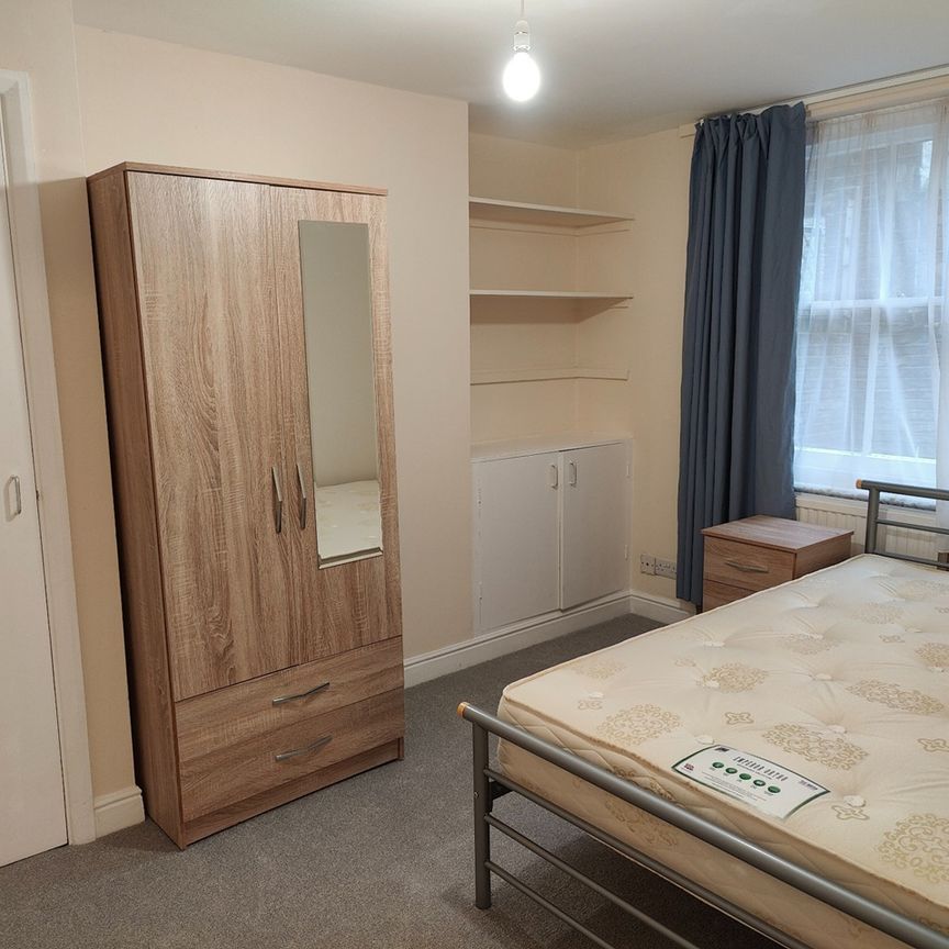 1 Bed Flat, Thornfield Road, W12 - Photo 1