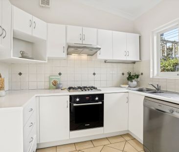 Bright and Airy Semi-Detached Home with Classic Cottage Charm - Photo 5