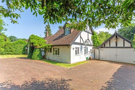 Character detached house set behind electric gates in a private road. The property is available now and offered unfurnished. - Photo 4