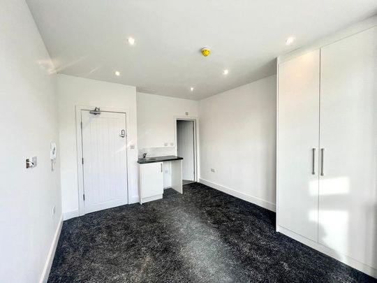 8 bedroom detached house to rent - Photo 1