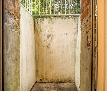 A one bedroom apartment to rent, available now having been refurbis... - Photo 3