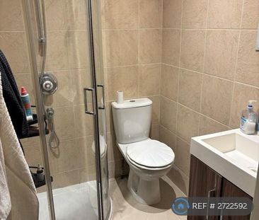 1 bedroom in a house share to rent - Photo 4