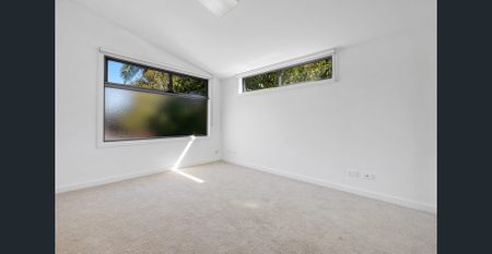 Spacious 3 Bed Townhouse with Courtyard and Secure Parking - Photo 3