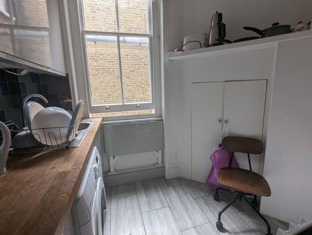 1 bedroom in a flat share to rent - Photo 2