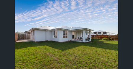 Modern Family Living with Space, Style & Convenience - Photo 3