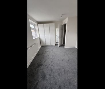 4 Bed Terraced House, Grosvenor Road, E10 - Photo 3