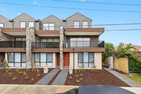 LIKE NEW TOWNHOME IN THE HEART OF ELTHAM VILLAGE SHOPPING CENTRE - Photo 4