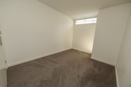 Spacious three bedroom townhouse - Photo 5
