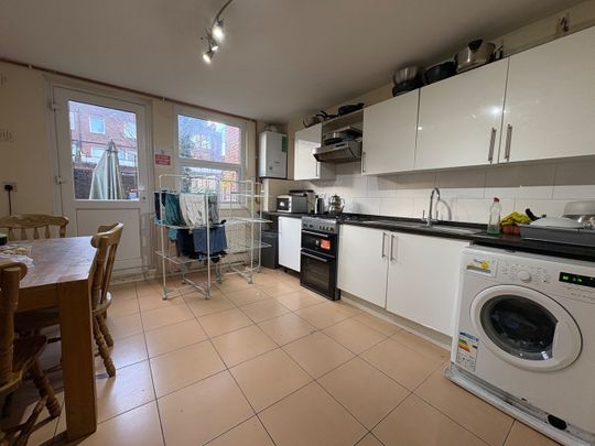 Room in a Shared Flat, Silver Street, N18 - Photo 1