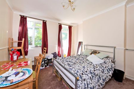 3 Bed Flat, Fulham Palace Road, W6 - Photo 3