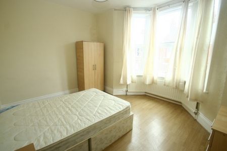 3 Bed - Simonside Terrace, Heaton, Ne6 - Photo 2