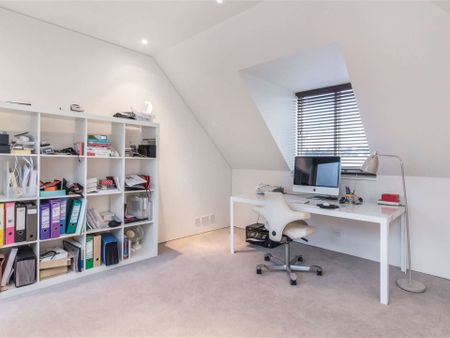 A bright and well proportioned five bedroom house ideally located for the amenities of South Kensington. - Photo 2