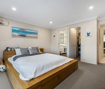 Prestigious Waterfront Residence with Pool, Pontoon & Multiple Livi... - Photo 5