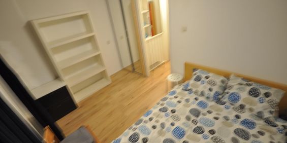 The room is furnished with bed, wardrobe, desk and mirror - Foto 3