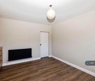 1 bedroom in a flat share to rent - Photo 3