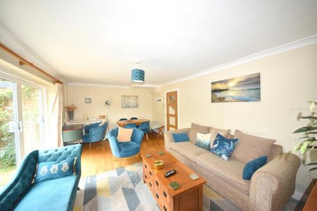 3 bedroom end of terrace house to rent - Photo 2