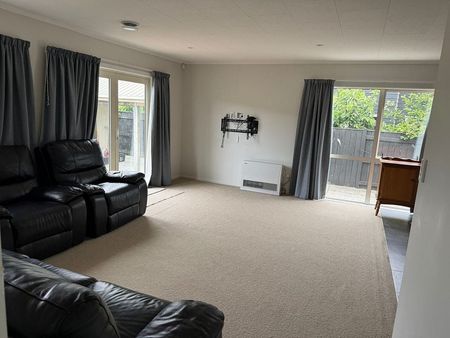 Modern 4 Bedroom Home – Walk to The Plaza - Photo 3