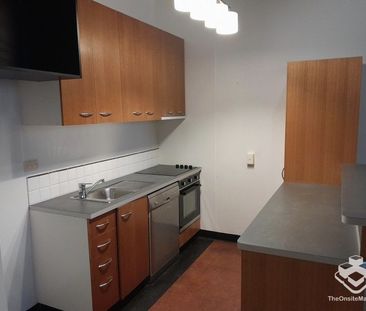 LOCATION! LOCATION! - Photo 6