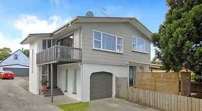Sunny and spacious 3 bedrooms on upstairs main house - Photo 2