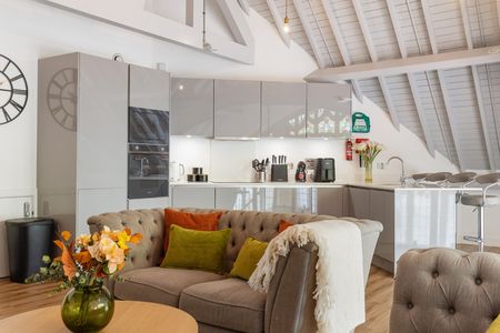 3 Bed Penthouse, Wycliffe House, IG1 - Photo 3