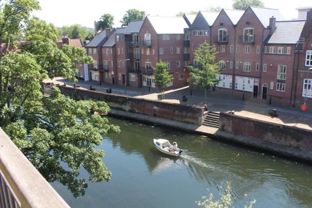 Stunning 4 Bed Townhouse Overlooking Picturesque River Wensum - Photo 4