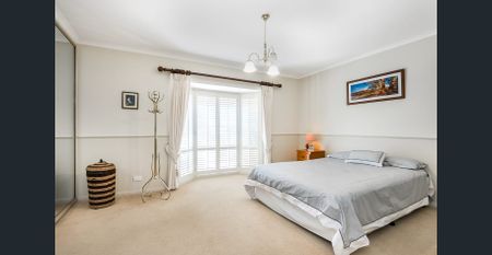 PRIVATE TOWNHOUSE IN QUIET COURT - Photo 2