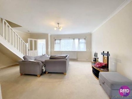 3 bedroom property to rent in Leigh On Sea - Photo 5