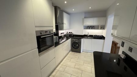2 bedroom ground floor flat to rent - Photo 3